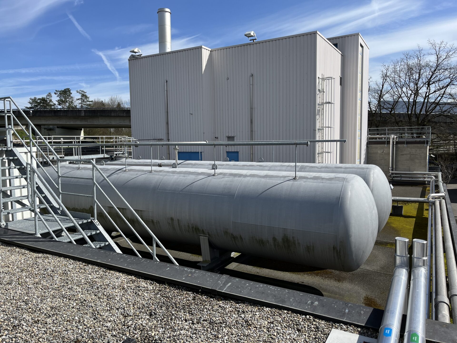 Ansicht der Gasbehälter, in denen das während des Faulungsprozesses entstehende Biogas gespeichert wird